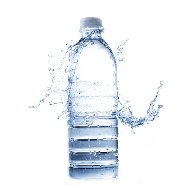 Fles water en water splash — Stockfoto
