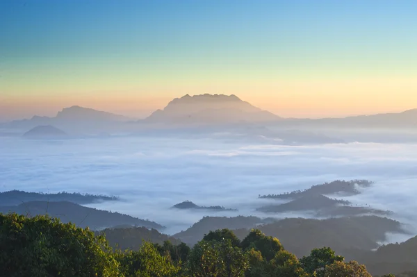 Utsikt över berget med hav av moln — Stockfoto