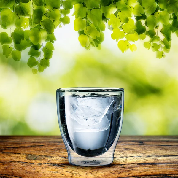 Verre d'eau sur table en bois — Photo