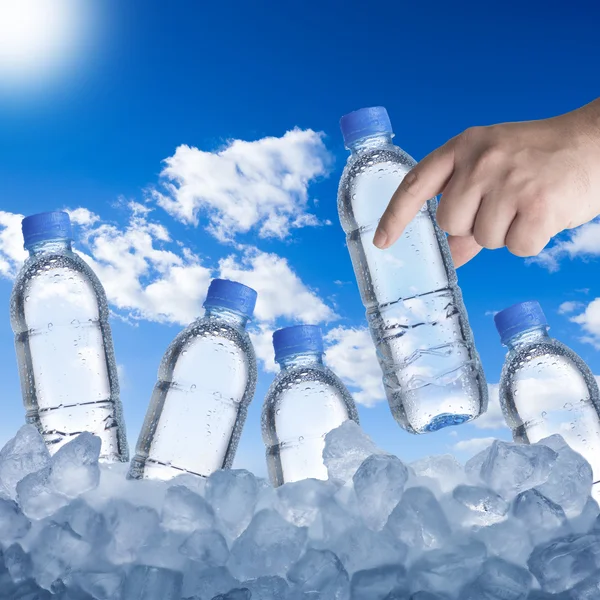 Hand Picking Water Bottle — Stock Photo, Image