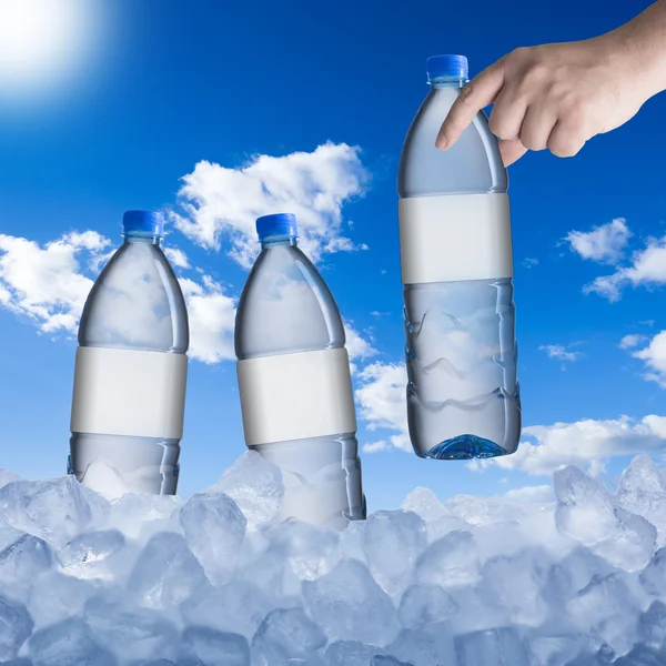 Hand Picking Water Bottle — Stock Photo, Image