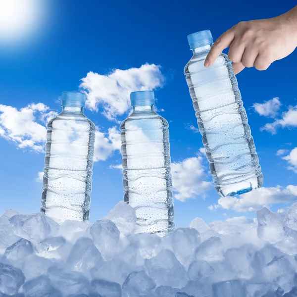 Mão escolhendo garrafa de água — Fotografia de Stock