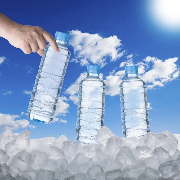 El malzeme çekme su şişesi — Stok fotoğraf