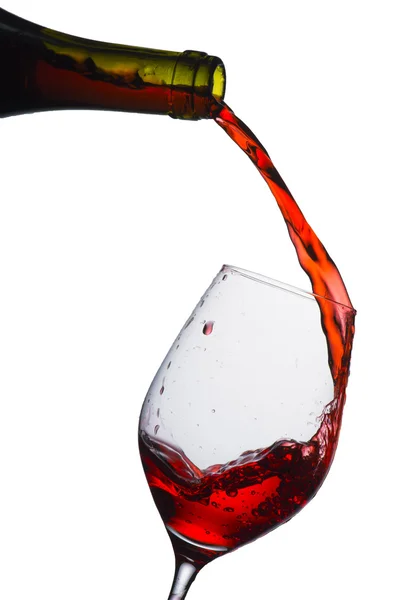 Вино наливается в стекло — стоковое фото