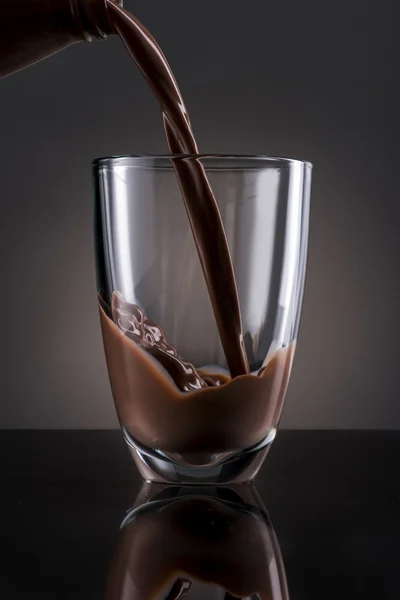 Coklat Menuang ke dalam gelas — Stok Foto