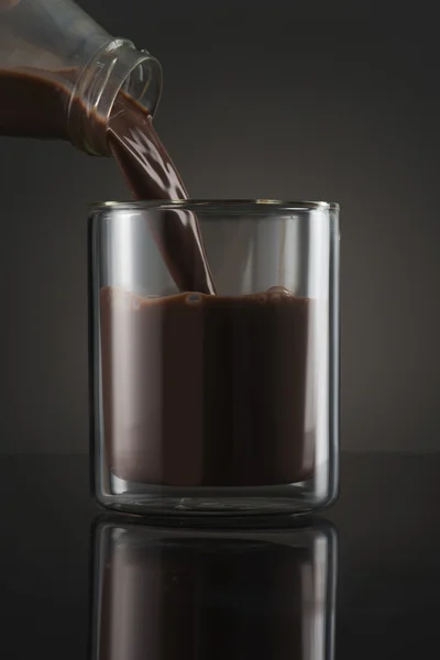 チョコレートのガラスに注ぐ — ストック写真