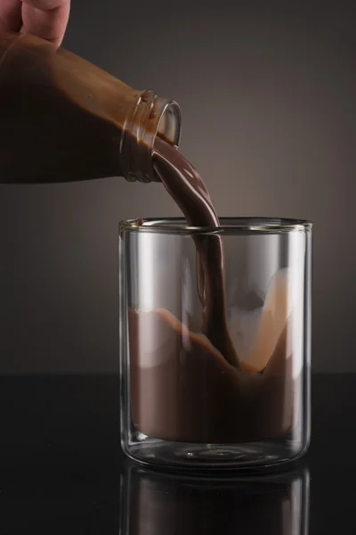 チョコレートのガラスに注ぐ — ストック写真