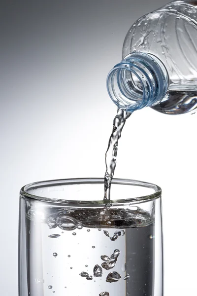 Despeje água em vidro — Fotografia de Stock