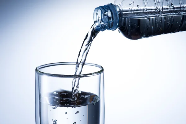 Wasser ins Glas gießen — Stockfoto