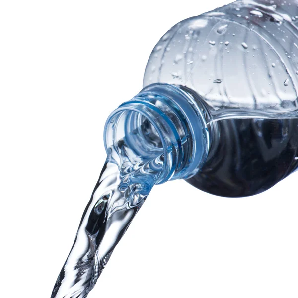 Wasser aus der Flasche gießen — Stockfoto