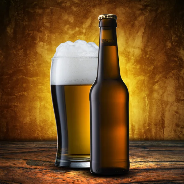 Glas och flaska öl — Stockfoto