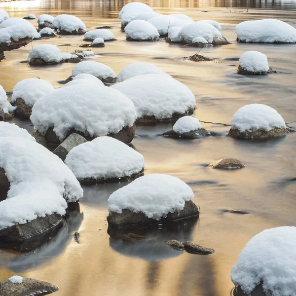 雪の石の川 — ストック写真