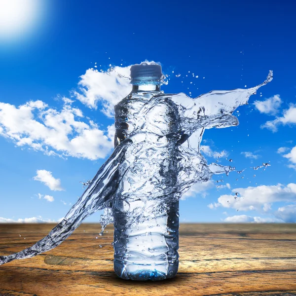 Salpicadura de agua en botella —  Fotos de Stock