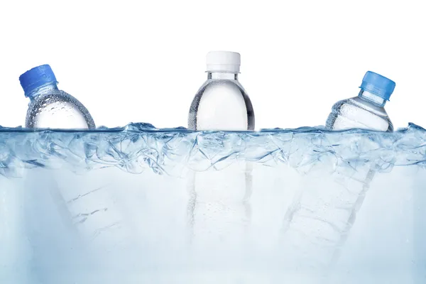 Пляшки води в кубиках льоду — стокове фото