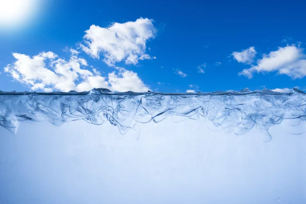Cubos de gelo na água — Fotografia de Stock