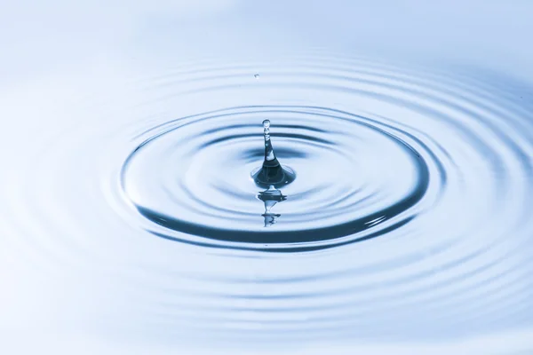 Water droplet and water ripple — Stock Photo, Image