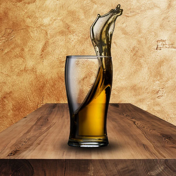 ガラスからビール スプラッシュ — ストック写真