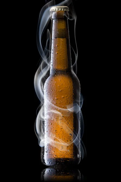 Sticlă de bere cu fum rece — Fotografie, imagine de stoc