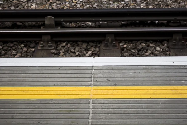 Sarı çizginin bir tren platformu — Stok fotoğraf