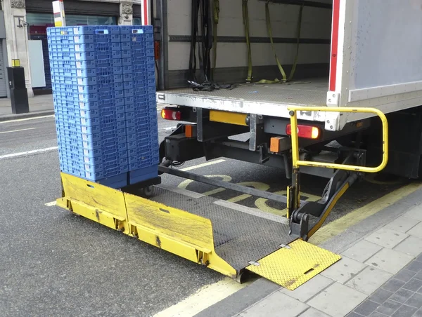 Tail lift loading crates on a truck — 图库照片
