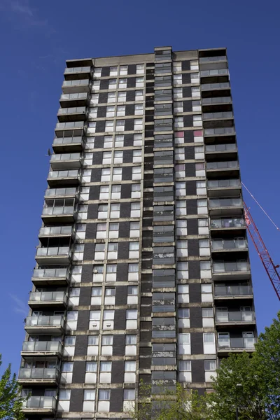 Heruntergekommenes Hochhaus — Stockfoto