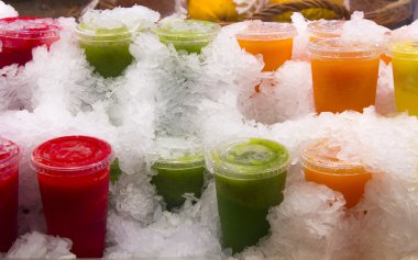 renkli suyu buz kaplı