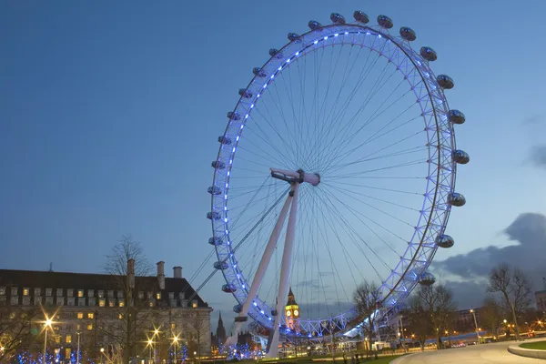 London Eye в сумерках от Jubilee Gardens — стоковое фото