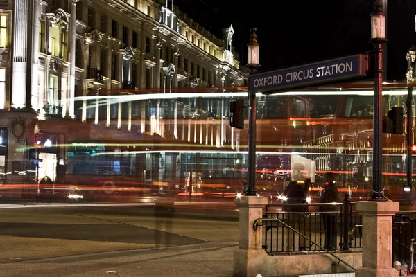 Oxford circus i london på natten. — Stockfoto