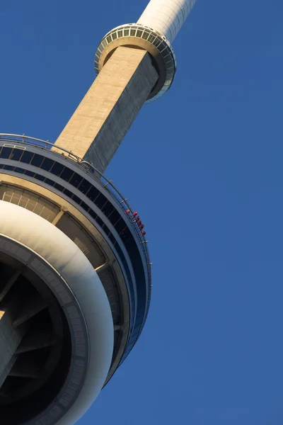 Wieża CN pokazano ludzi chodzących na krawędzi — Zdjęcie stockowe