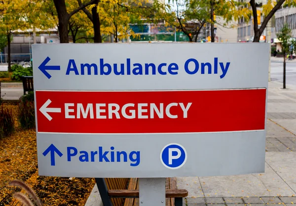 Señal de emergencia fuera de un hospital — Foto de Stock