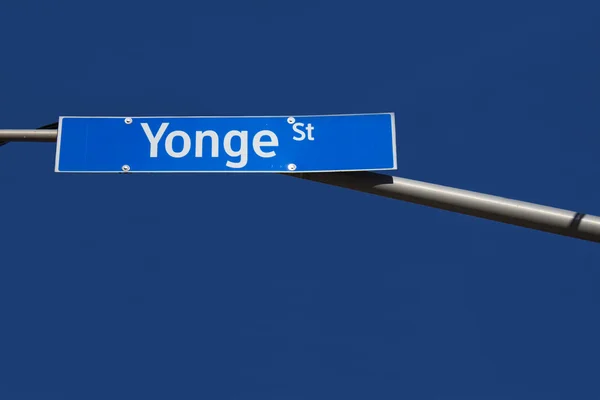 Yonge sokak tabelası — Stok fotoğraf