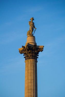 gün batımında England sütun