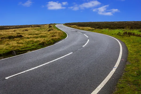 Bochtige weg — Stockfoto