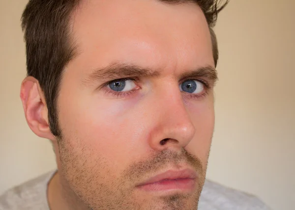 Male man looking straight into the camera — Stock Photo, Image