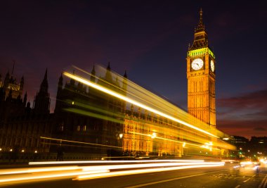 Big ben ve alacakaranlıkta hafif bir iz