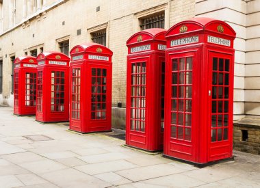 tipik kırmızı telefon kutuları
