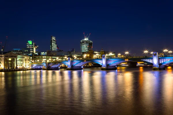Puente Southwark Paisaje nocturno y la ciudad —  Fotos de Stock