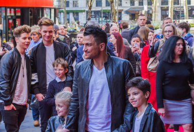 peter andre onun çocukları ile fotoğrafçılar için poz