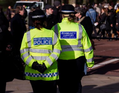 Londra sokaklarında polis memurlarına