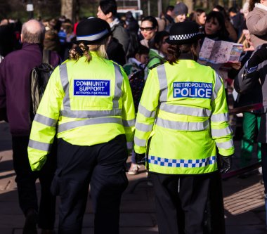 Londra sokaklarında polis memurlarına