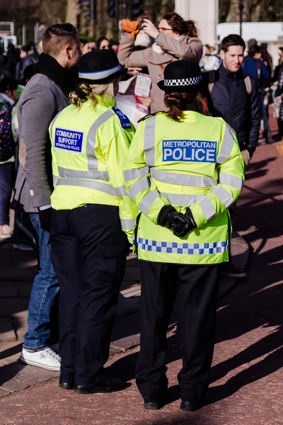 在伦敦的街道上的警务人员 — 图库照片