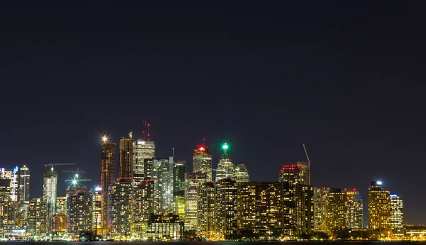 Skyskrapor och lägenheter på natten i toronto — Stockfoto