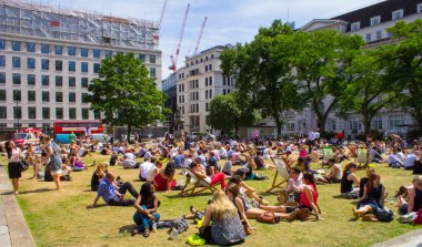 insanlar onların öğle yemeği sırasında rahatlatıcı dışında