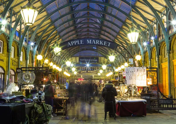 Вид вниз по части рынка Covent Garden ночью — стоковое фото