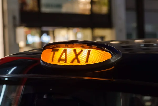 Avvicinamento a un segno di taxi — Foto Stock