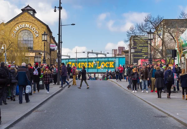 Camden town under dagen med massor av människor — Stockfoto