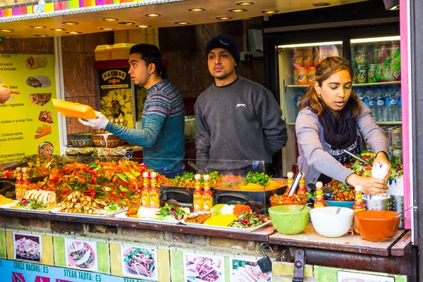 Människor som serverar mat på camden mat — Stockfoto