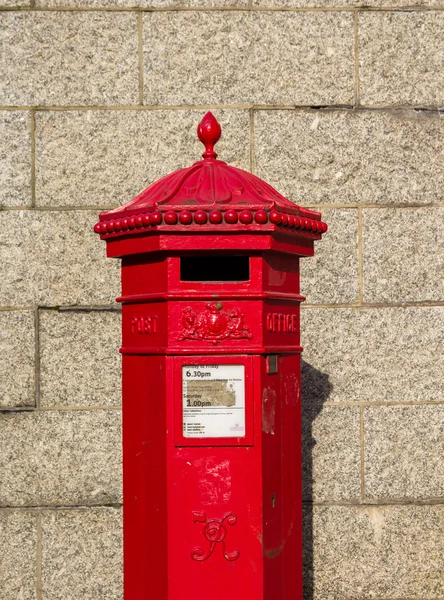 Closeup to a Royal Mail red postbox — Stock Photo, Image