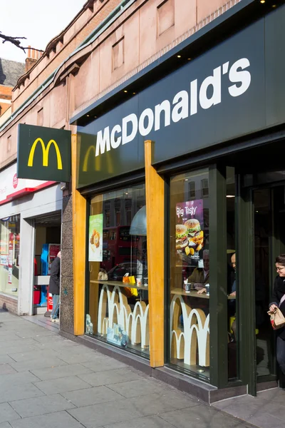 Возле магазина McDonalds — стоковое фото