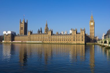 Westminster yansımaları ile parlak bir günde